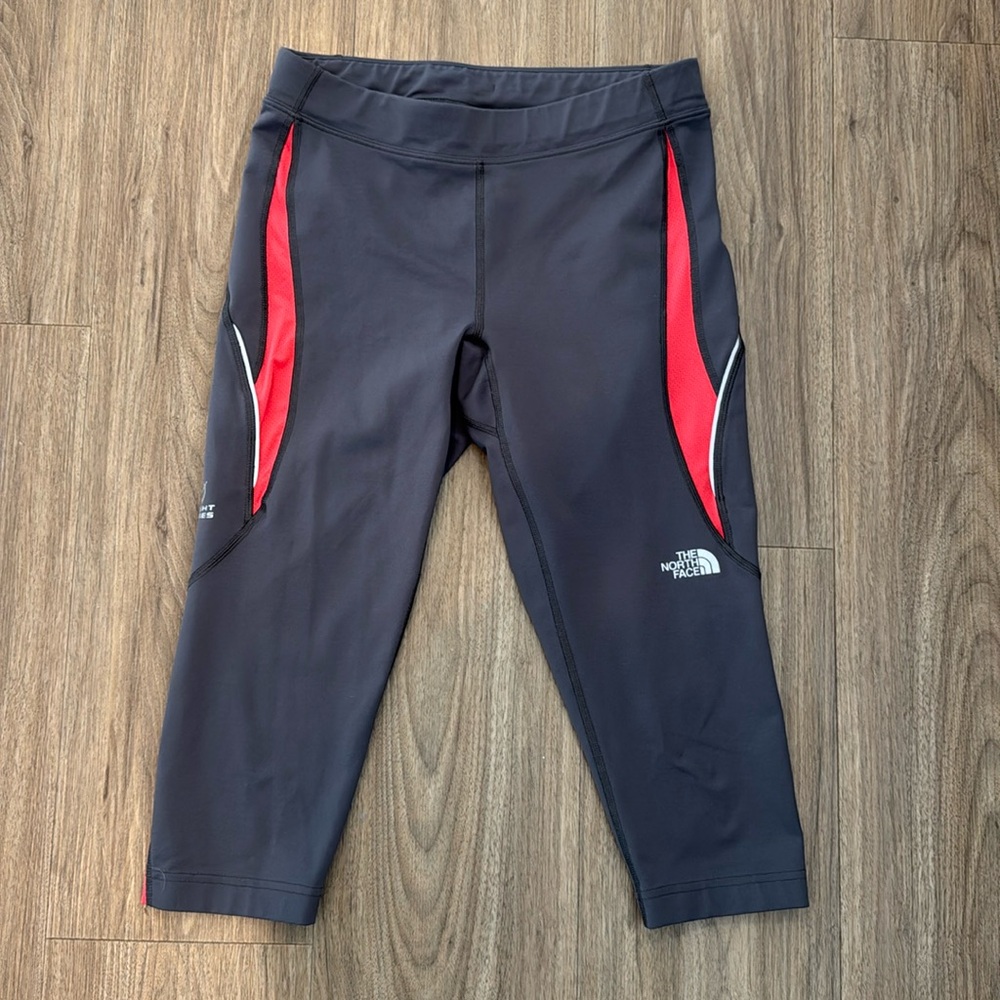 Women’s The North Face capri leggings. Size medium. Color gray and pink.